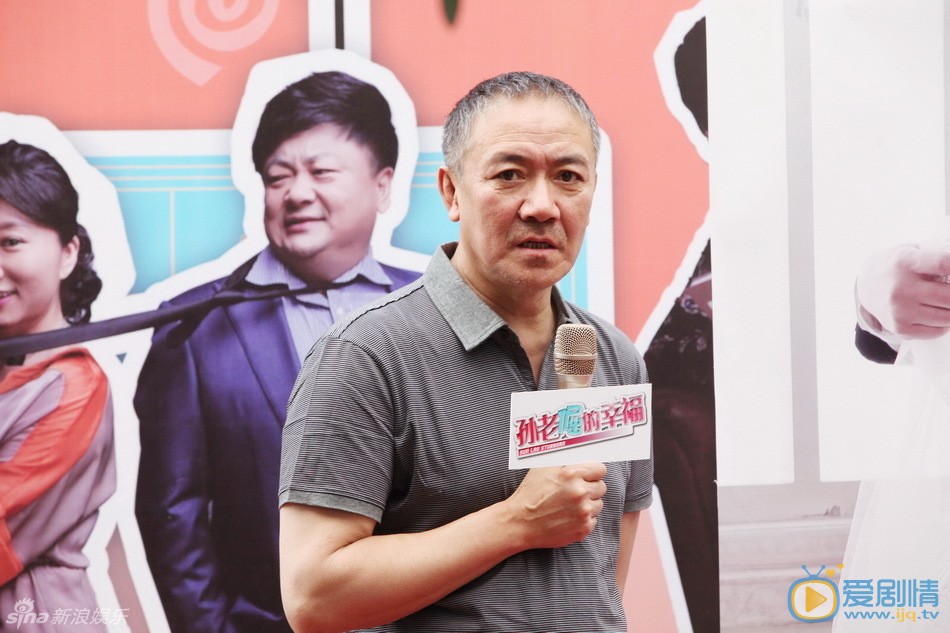李幼斌活动照片 李幼斌 在新戏《孙老倔的幸福》中，幼斌再次发挥“倔”这个特色，放下枪杆，变身闲不住的老头儿“孙老倔。”夏祺/摄影