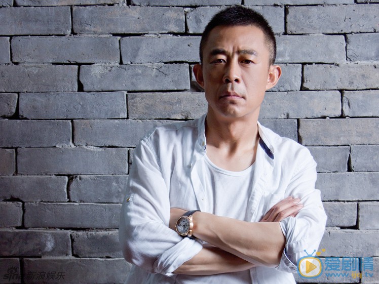 侯勇写真 侯勇时尚街拍 近期，侯勇为某时尚杂志拍摄一组时尚大片，尽显绅士品格。据悉，侯勇正拍新剧《下辈子你还是我的父亲》，饰演一位憨厚善良、为了心爱的女人付出一生的好男人。