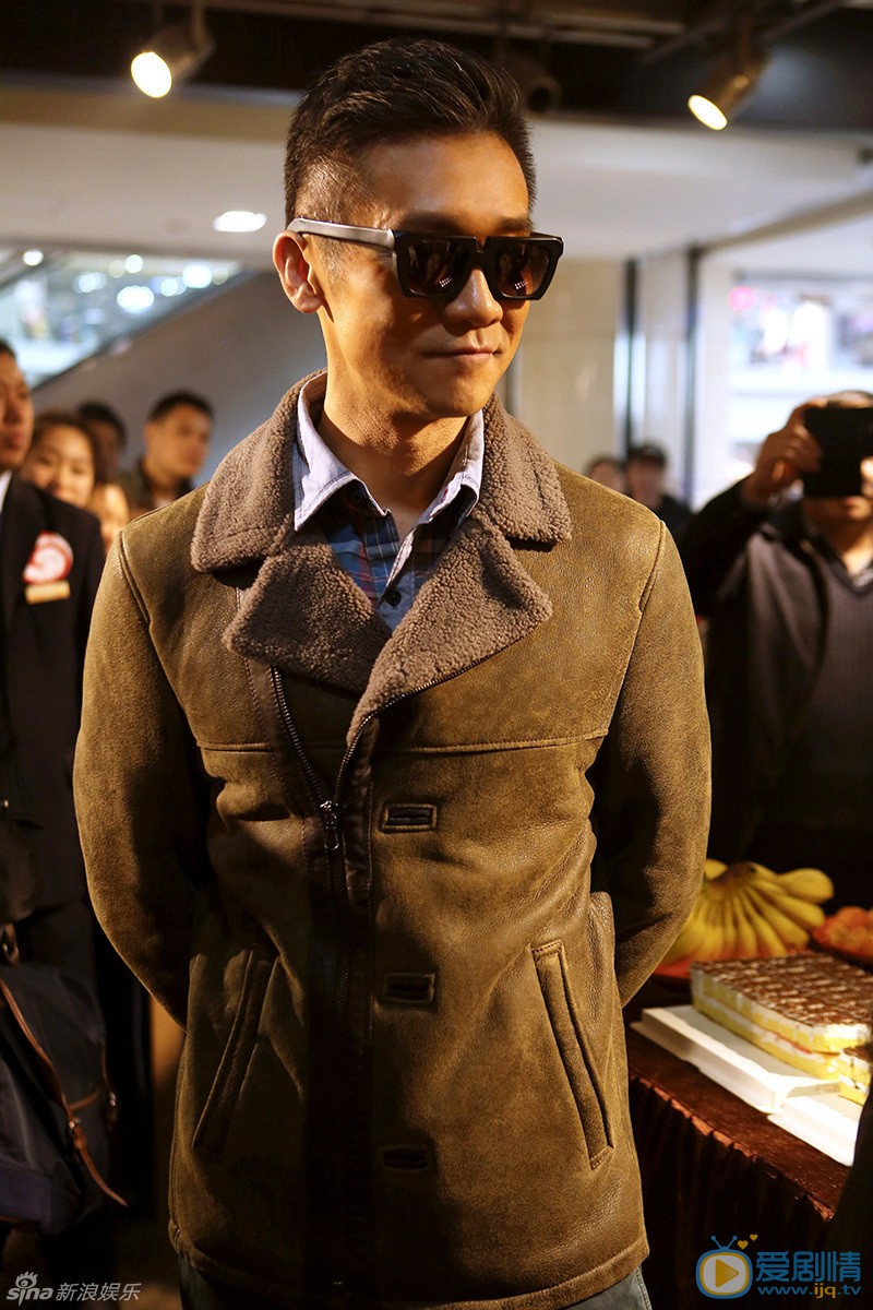 黄志忠活动照片 黄志忠酷劲十足 双料视帝黄志忠现身某知名品牌活动造势，夹克皮靴墨镜亮相酷劲十足，而短短30分钟的活动更是吸引了众多粉丝和群众的围观，足见这位款型大叔人气之高。
