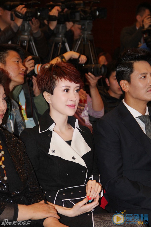 金巧巧活动照 金巧巧妩媚亮相 美腿粉嫩黑丝魅惑 日前，金巧巧亮相某发布会，身着一袭黑色大衣现身，搭配红色短发帅气十足，手上红蓝相间的撞色美甲更是十分抢眼。