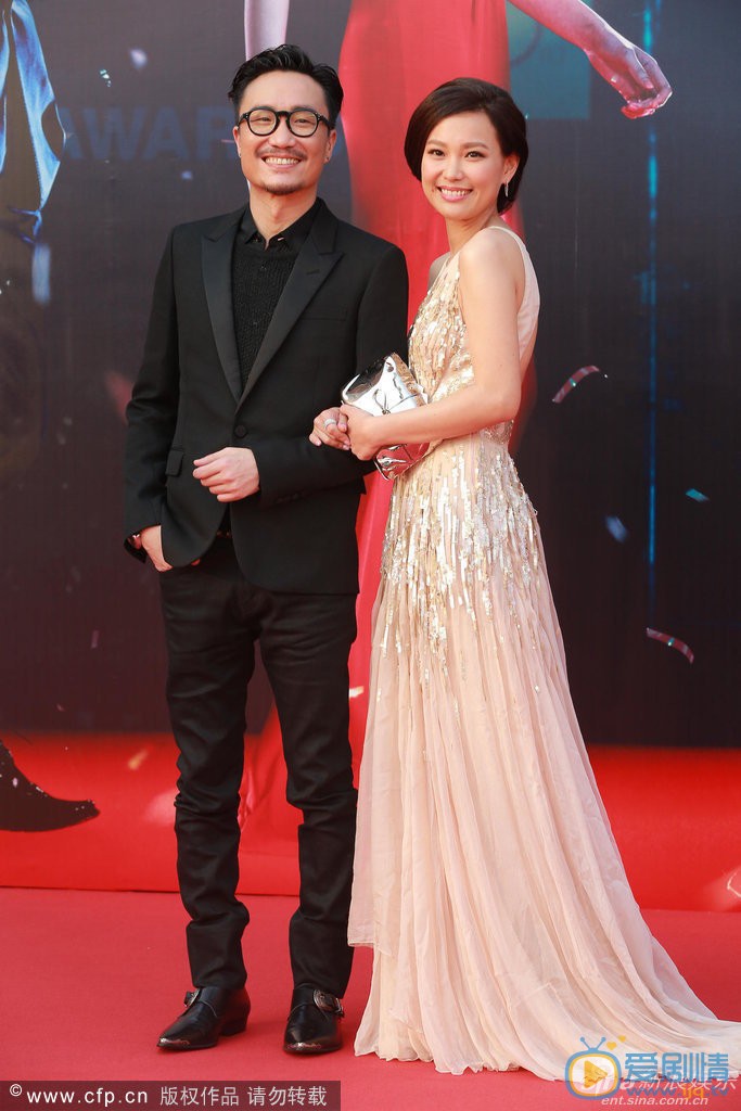 郑中基与妻子 10月6日，黄子华于红馆举行脱口秀，陈奕迅，吴镇宇，张达明，谢天华与太太、郑中基与太太、张智霖与袁咏仪等捧场。谢天华自宣布老婆怀孕后首度现身。