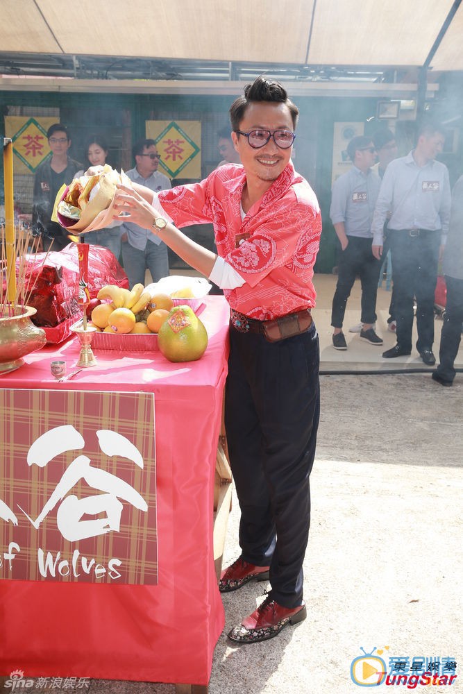 郑中基 吴镇宇、郑中基等出席电影《恶人谷》的开镜拜神活动。此前传将开拍《爸爸2》电影，吴镇宇表示“这个应该就可能，时间方面比较困难。”TUNGSTAR/图并文