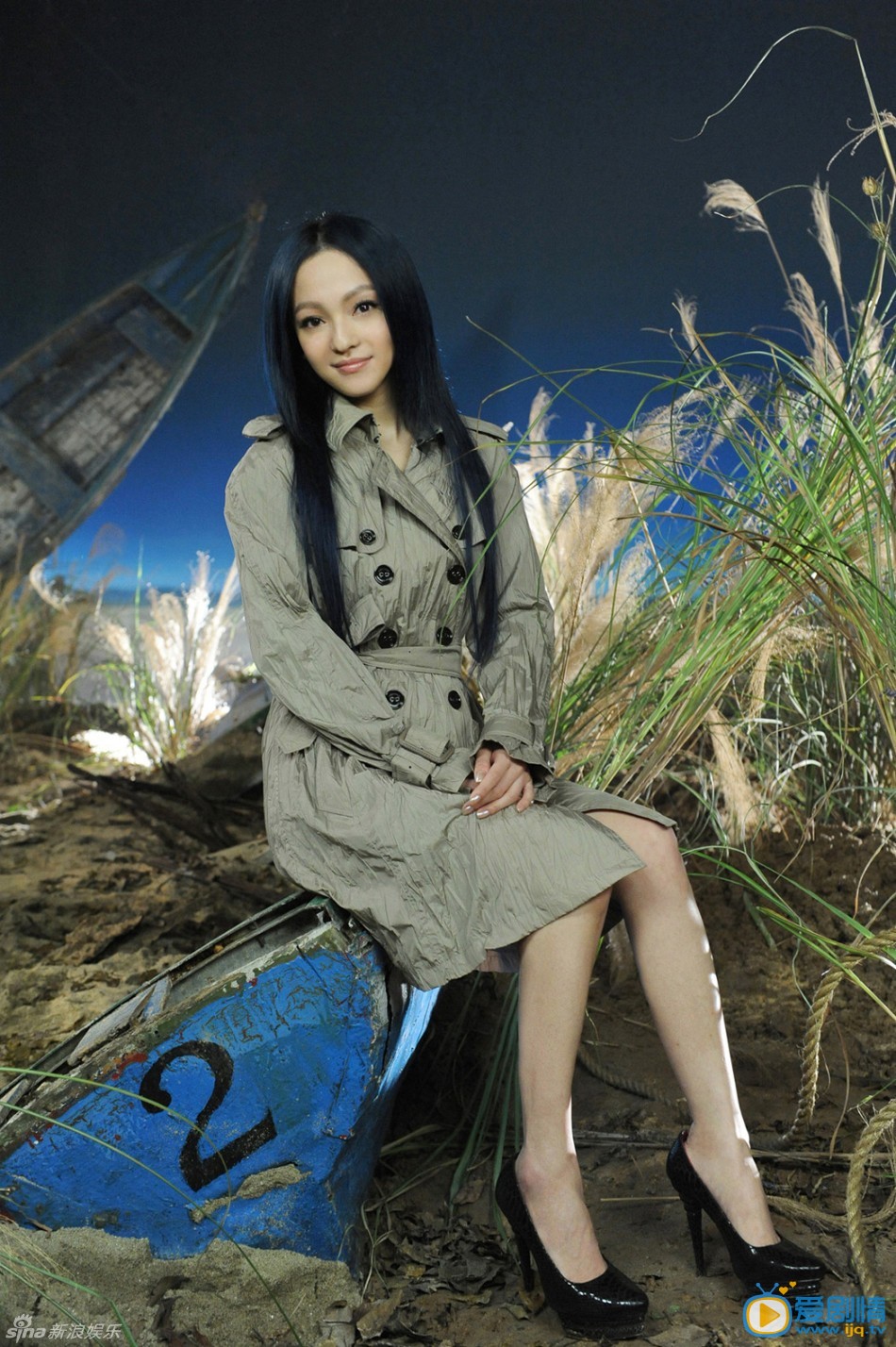 张韶涵专辑封面 张韶涵 已经在3月7日发行新专辑《张韶涵Angela Zhang》的张韶涵连抛四支MV，从未来机器人到女神再到银发雪后造型再到花仙子，其百变的形象犹如播出不断的连续剧。