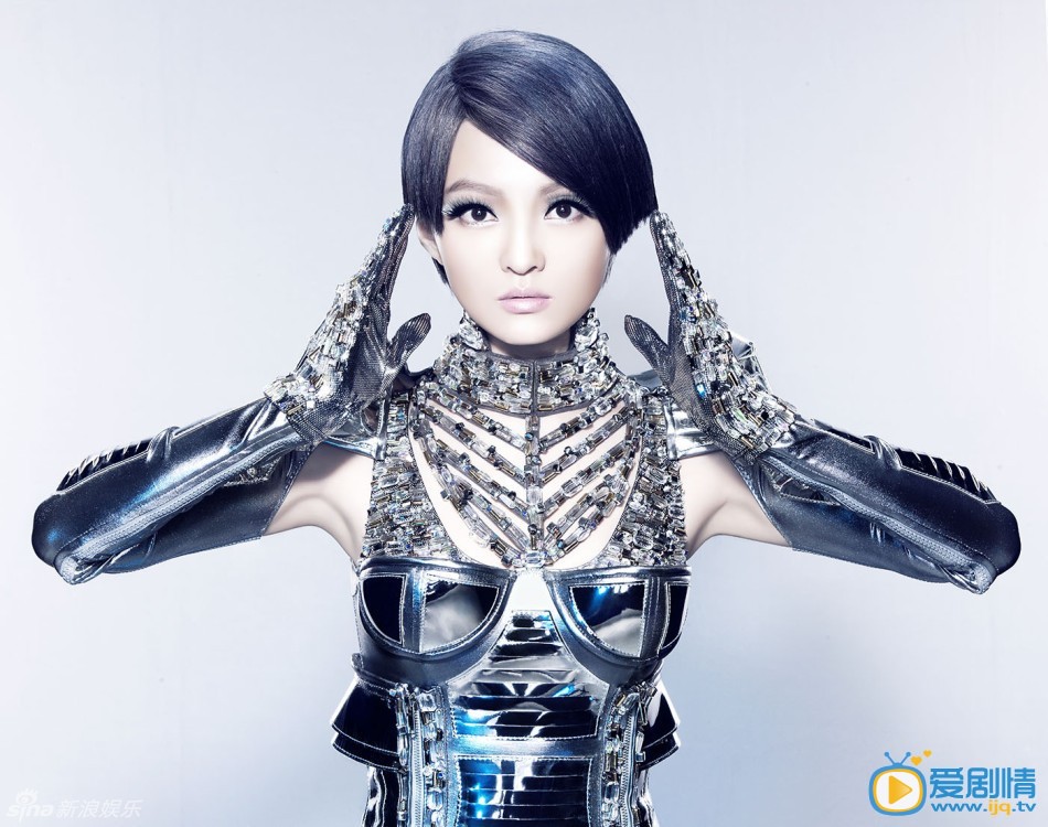 张韶涵新专辑主打机器人概念 张韶涵3月7日台北发行第八张专辑《张韶涵AngelaZhang》，今日在新浪独家首发其第四支MV《阳光空气》。