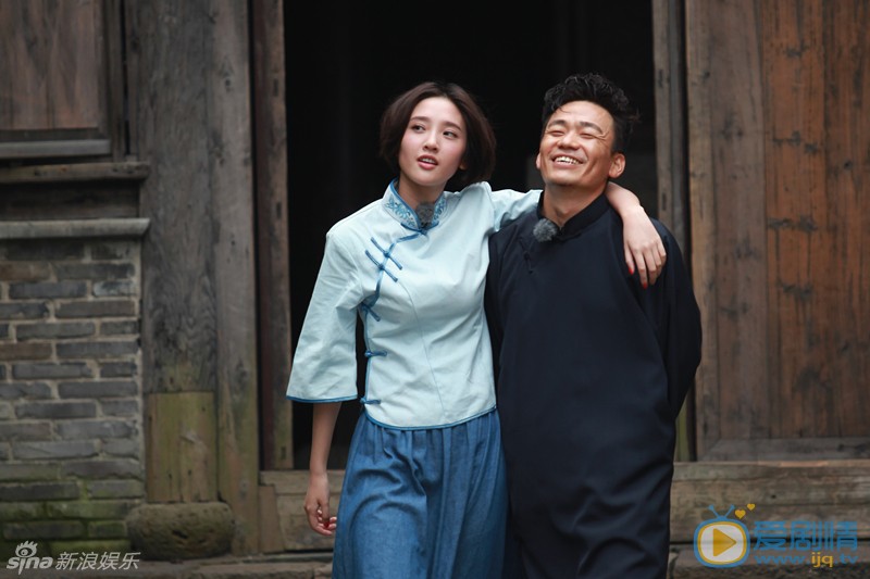 王宝强奔跑吧兄弟综艺节目照 王宝强、唐艺昕 本周五的《奔跑吧兄弟》移师乌镇，在浪漫的江南水乡，新增美女成员娜扎、Hold住姐、唐艺昕、张蓝心加入奔跑团，配对成“临时情侣”。