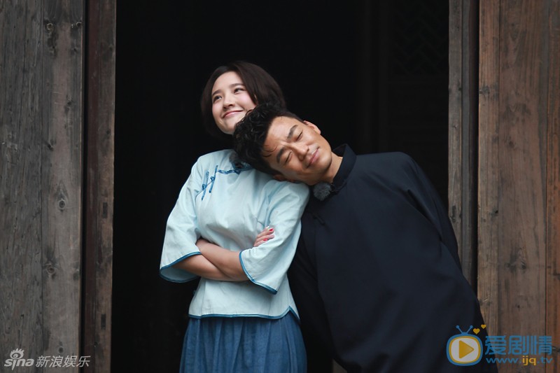 王宝强奔跑吧兄弟综艺节目照 王宝强、唐艺昕 本周五的《奔跑吧兄弟》移师乌镇，在浪漫的江南水乡，新增美女成员娜扎、Hold住姐、唐艺昕、张蓝心加入奔跑团，配对成“临时情侣”。