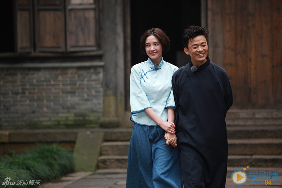 王宝强奔跑吧兄弟综艺节目照 唐艺昕乌镇邂逅王宝强 第二期《奔跑吧兄弟》中，奔跑团转战乌镇迎来首次“爱情邂逅”，唐艺昕牵手王宝强结成临时情侣，在美丽的江南水乡演绎了一段民国版《流星花园》。