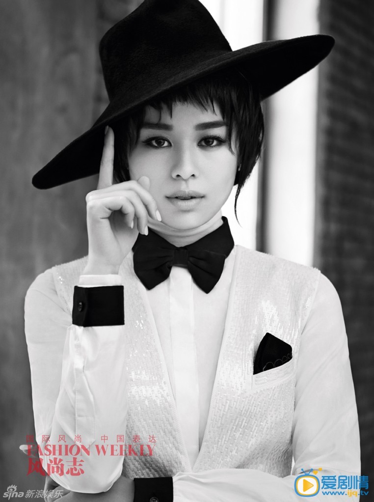 胡杏儿复古写真 胡杏儿黑白复古大片性感 近期，胡杏儿为某杂志拍摄了一组大片，长裙搭配绅士礼帽，被黑白色调渲染的帅气逼人，高贵气质一显无疑，独显性感文艺气息。