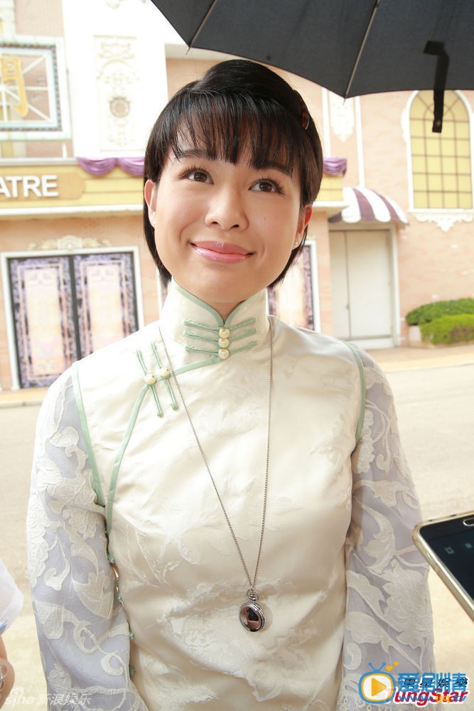 胡杏儿影视剧照 胡杏儿黑白复古大片性感 近期，胡杏儿为某杂志拍摄了一组大片，长裙搭配绅士礼帽，被黑白色调渲染的帅气逼人，高贵气质一显无疑，独显性感文艺气息。