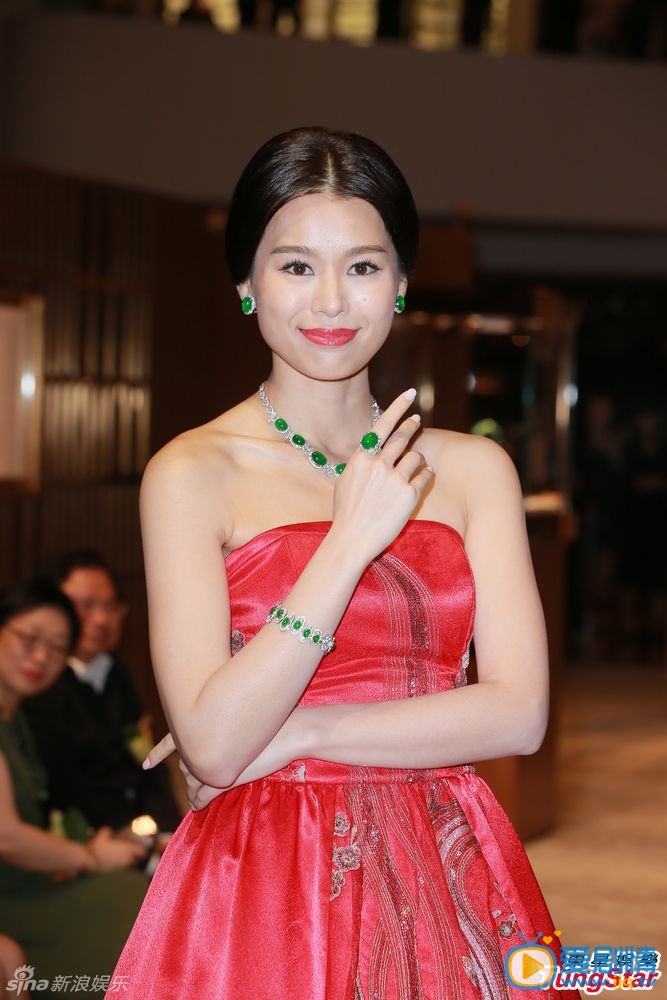 胡杏儿出席活动 胡杏儿否认与女助手拉拉情 6月18日，胡杏儿在香港出席某活动。针对与女助手的拉拉绯闻，她大喊冤枉，并称虽然单身了一段时间，仍喜欢男生。TUNGSTAR/文并图