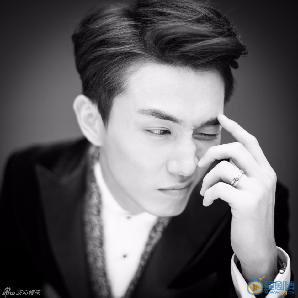 李承铉礼服搞怪 8月25日上午，戚薇通过微博正式公布婚讯，并与李承铉一同晒出俏皮表情包写真。照片中，两人身穿礼服配合俏皮搞怪表情，浪漫中透露着甜蜜。