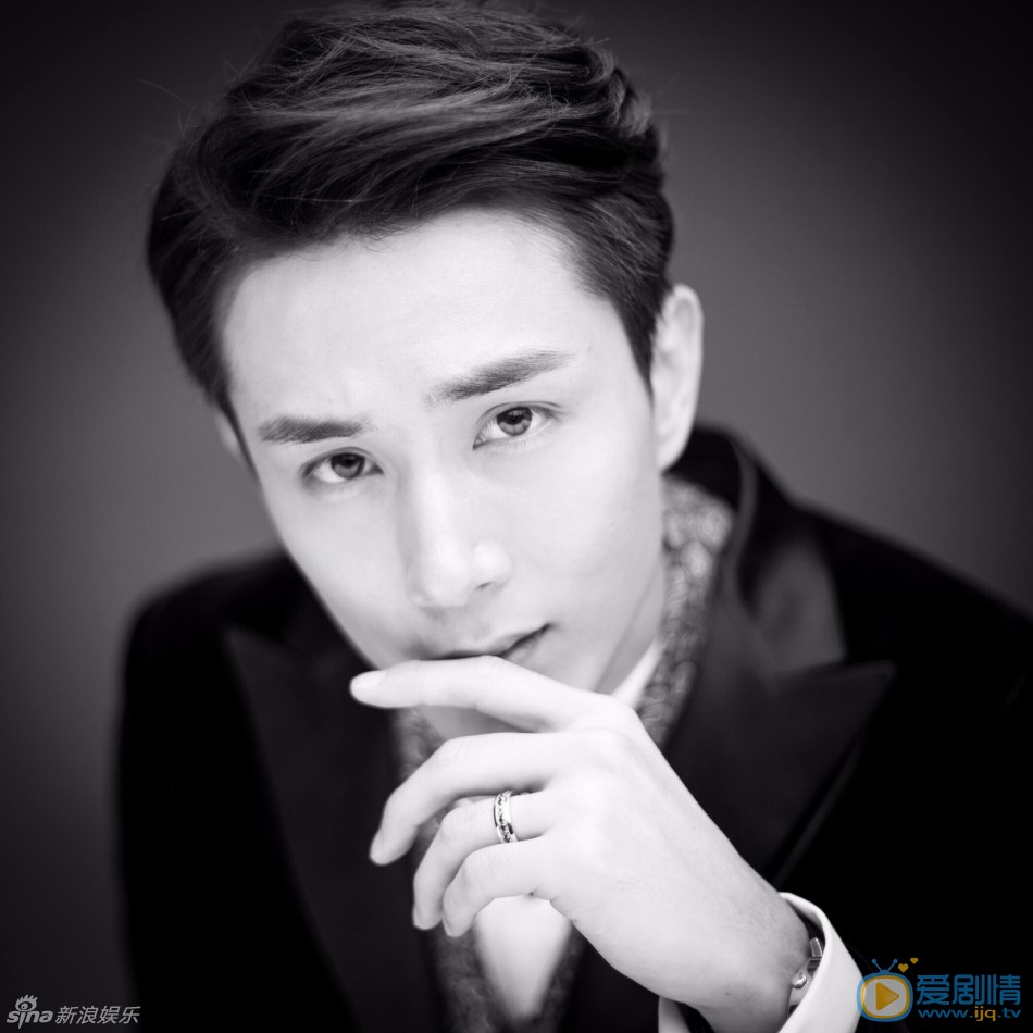 李承铉礼服帅气 8月25日上午，戚薇通过微博正式公布婚讯，并与李承铉一同晒出俏皮表情包写真。照片中，两人身穿礼服配合俏皮搞怪表情，浪漫中透露着甜蜜。