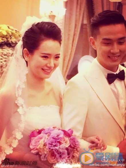 戚薇美国嫁李承铉 微博甜称：人妻美国西部时间9月8日下午17时08分，韩星李承铉与内地女星戚薇在拉斯维加斯凯撒皇宫小教堂举行婚礼。婚礼当天，戚薇穿着设计师卜柯文的订制婚纱，女人味十足。新郎李承铉亲自订制了来自外太空的Darry Ring罕见黑钻迎娶新娘，兑现&ldquo;一生唯一真爱&rdquo;的承诺。