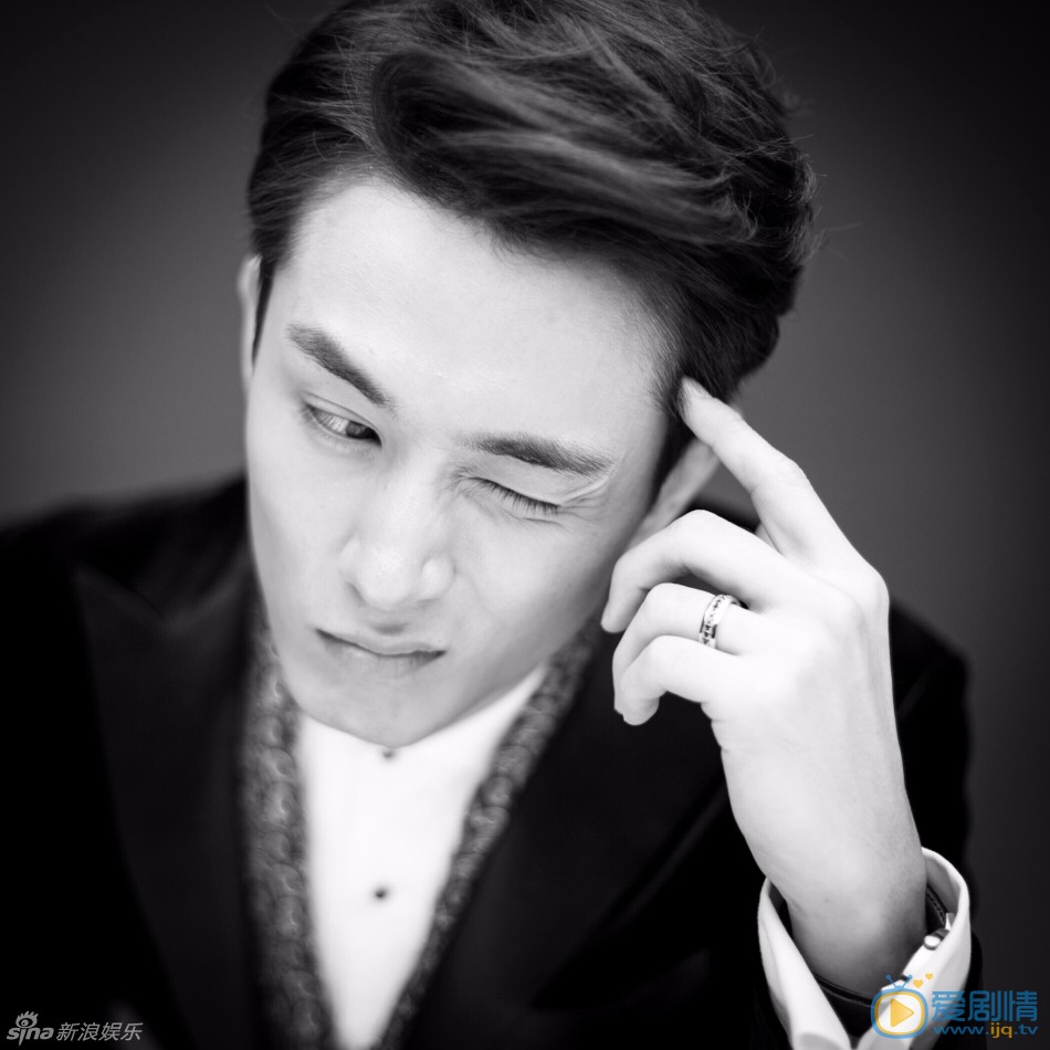 李承铉礼服思考 8月25日上午，戚薇通过微博正式公布婚讯，并与李承铉一同晒出俏皮表情包写真。照片中，两人身穿礼服配合俏皮搞怪表情，浪漫中透露着甜蜜。