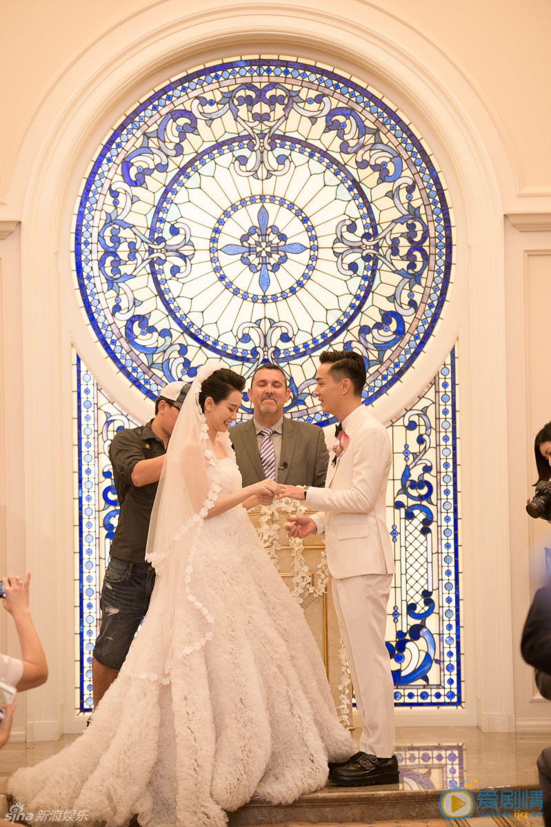 戚薇李承铉美国大婚 交换戒指 美国西部时间9月8日下午17时08分，戚薇和李承铉在拉斯维加斯凯撒宫酒店小教堂举行婚礼，两人在神父面签庄严宣誓，交换婚戒。<br /><a href=http://video.sina.com.cn/p/ent/s/m/2014-09-09/092264111549.html _fcksavedurl=http://video.sina.com.cn/p/ent/s/m/2014-09-09/092264111549.html _fcksavedurl=http://video.sina.com.cn/p/ent/s/m/2014-09-09/092264111549.html target=_blank class=videoNewsLeft>视频：戚薇中秋大婚</a>