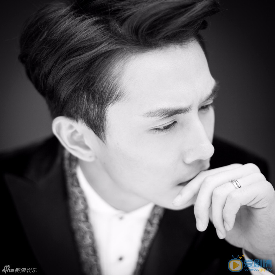 李承铉礼服思考 8月25日上午，戚薇通过微博正式公布婚讯，并与李承铉一同晒出俏皮表情包写真。照片中，两人身穿礼服配合俏皮搞怪表情，浪漫中透露着甜蜜。