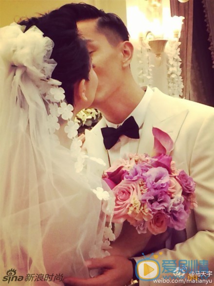 戚薇美国嫁李承铉 微博甜称：人妻美国西部时间9月8日下午17时08分，韩星李承铉与内地女星戚薇在拉斯维加斯凯撒皇宫小教堂举行婚礼。婚礼当天，戚薇穿着设计师卜柯文的订制婚纱，女人味十足。新郎李承铉亲自订制了来自外太空的Darry Ring罕见黑钻迎娶新娘，兑现&ldquo;一生唯一真爱&rdquo;的承诺。