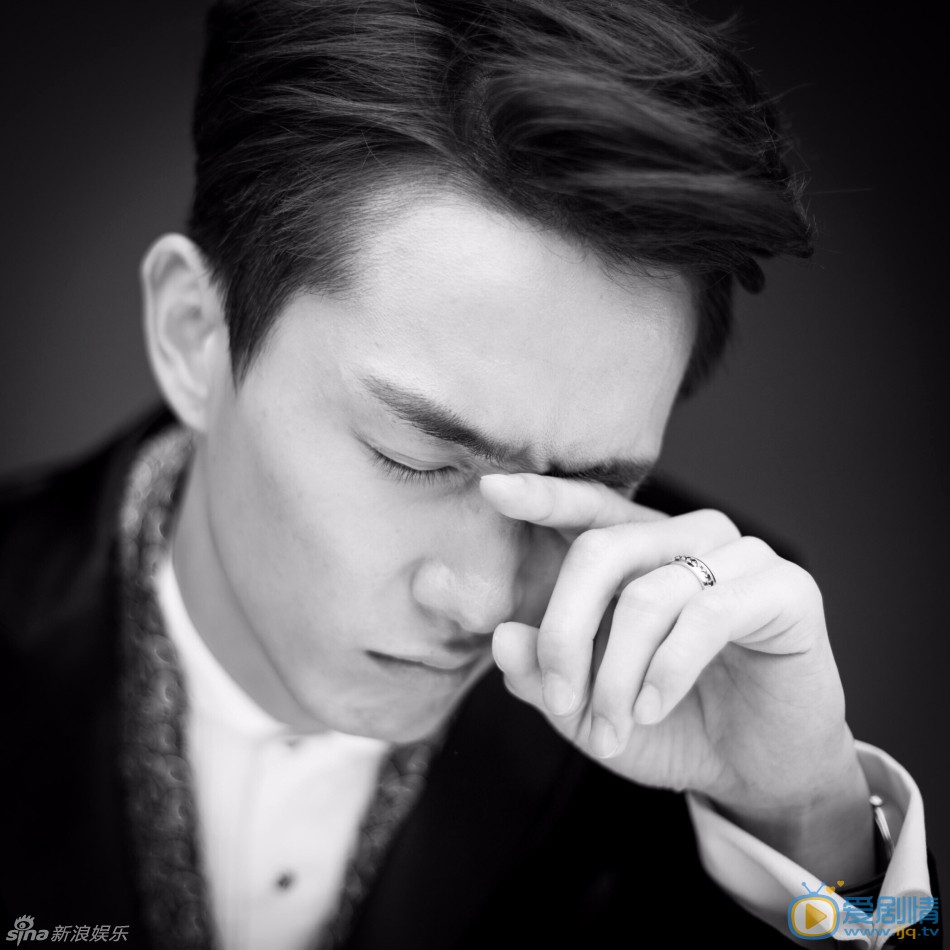 李承铉礼服搞怪 8月25日上午，戚薇通过微博正式公布婚讯，并与李承铉一同晒出俏皮表情包写真。照片中，两人身穿礼服配合俏皮搞怪表情，浪漫中透露着甜蜜。