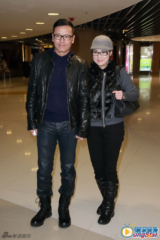苗侨伟生活照 苗侨伟高清写真 苗侨伟生活照 苗侨伟戚美珍 乐坛校长谭咏麟（阿伦）设宴筵开38席，庆祝入行40周年，老友曾志伟、陈百祥（叻哥）、蔡一智、蔡一杰等均有到场。TUNGSTAR文并图