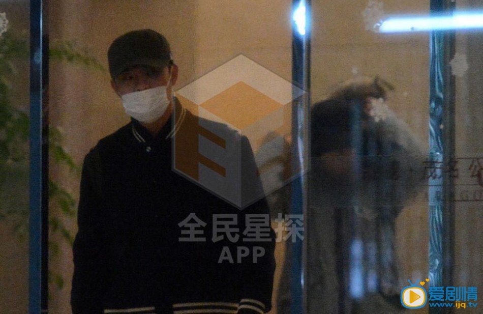 陈赫张子萱拥吻视频曝光 随后二人发表声明承认恋情 陈赫张子萱拥吻视频流出 二人先后发声明1月27日晚,狗仔团队发布陈赫和张子萱拥吻视频。狗仔尾随陈赫及张子萱回到他们的公寓,目击到陈赫与张子萱一起亲密的镜头。陈赫不但抱着张子萱做饭,两人还亲密拥吻。