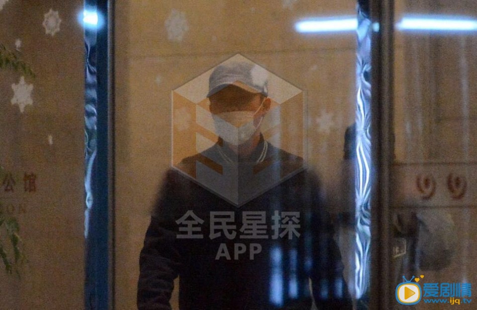 陈赫张子萱拥吻视频曝光 随后二人发表声明承认恋情 陈赫张子萱拥吻视频流出 二人先后发声明1月27日晚,狗仔团队发布陈赫和张子萱拥吻视频。狗仔尾随陈赫及张子萱回到他们的公寓,目击到陈赫与张子萱一起亲密的镜头。陈赫不但抱着张子萱做饭,两人还亲密拥吻。
