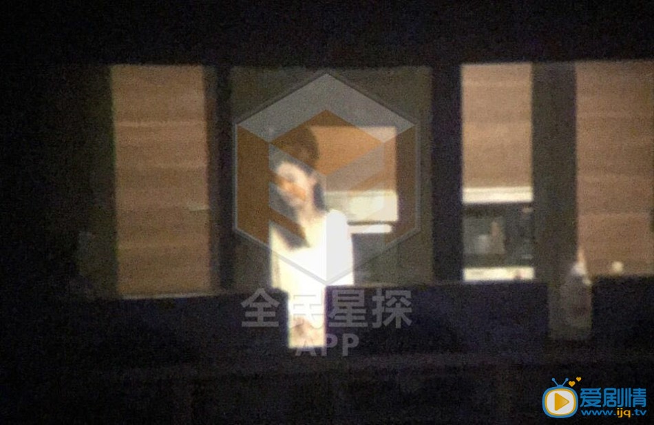 陈赫张子萱拥吻视频曝光 随后二人发表声明承认恋情 陈赫张子萱拥吻视频流出 二人先后发声明1月27日晚,狗仔团队发布陈赫和张子萱拥吻视频。狗仔尾随陈赫及张子萱回到他们的公寓,目击到陈赫与张子萱一起亲密的镜头。陈赫不但抱着张子萱做饭,两人还亲密拥吻。