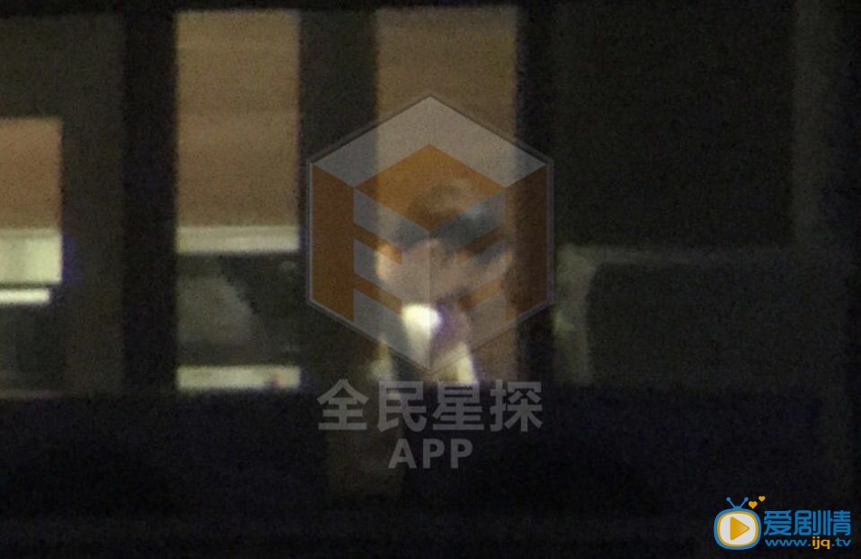 陈赫张子萱拥吻视频曝光 随后二人发表声明承认恋情 陈赫张子萱拥吻视频流出 二人先后发声明1月27日晚,狗仔团队发布陈赫和张子萱拥吻视频。狗仔尾随陈赫及张子萱回到他们的公寓,目击到陈赫与张子萱一起亲密的镜头。陈赫不但抱着张子萱做饭,两人还亲密拥吻。