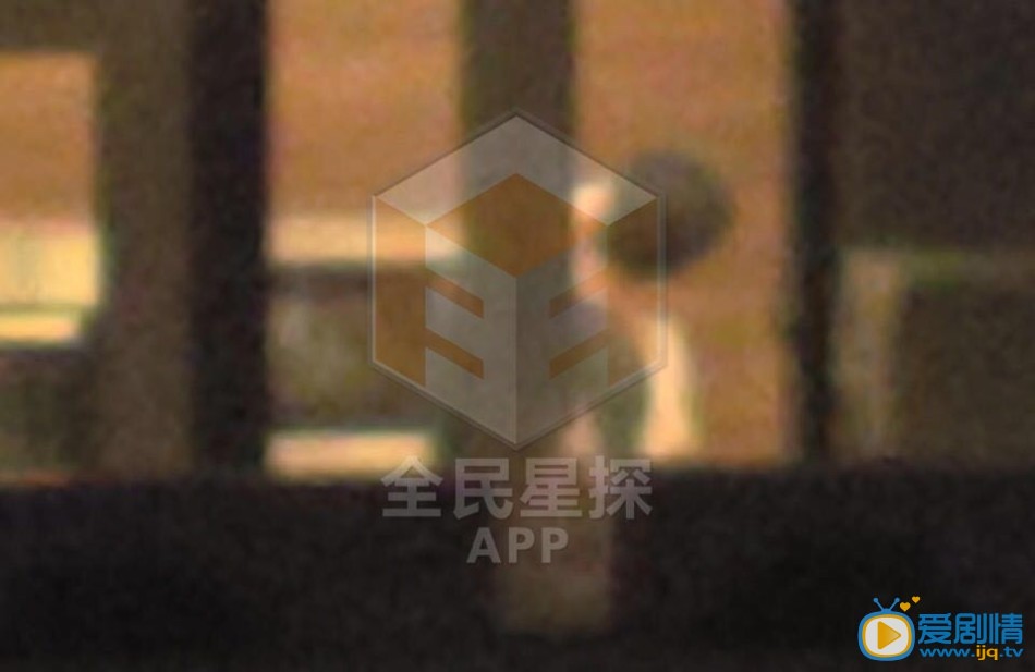 陈赫张子萱拥吻视频曝光 随后二人发表声明承认恋情 陈赫张子萱拥吻视频流出 二人先后发声明1月27日晚,狗仔团队发布陈赫和张子萱拥吻视频。狗仔尾随陈赫及张子萱回到他们的公寓,目击到陈赫与张子萱一起亲密的镜头。陈赫不但抱着张子萱做饭,两人还亲密拥吻。
