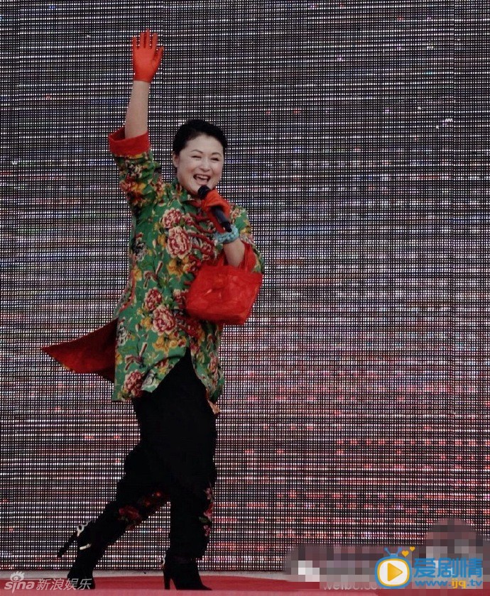 于月仙参加活动 于月仙写真 于月仙剧照 于月仙很卖力 1月18日，赵本山小姨子于月仙与小沈阳在某地进行商演，两人气色很好，似乎没有受到有关赵本山传闻的影响。