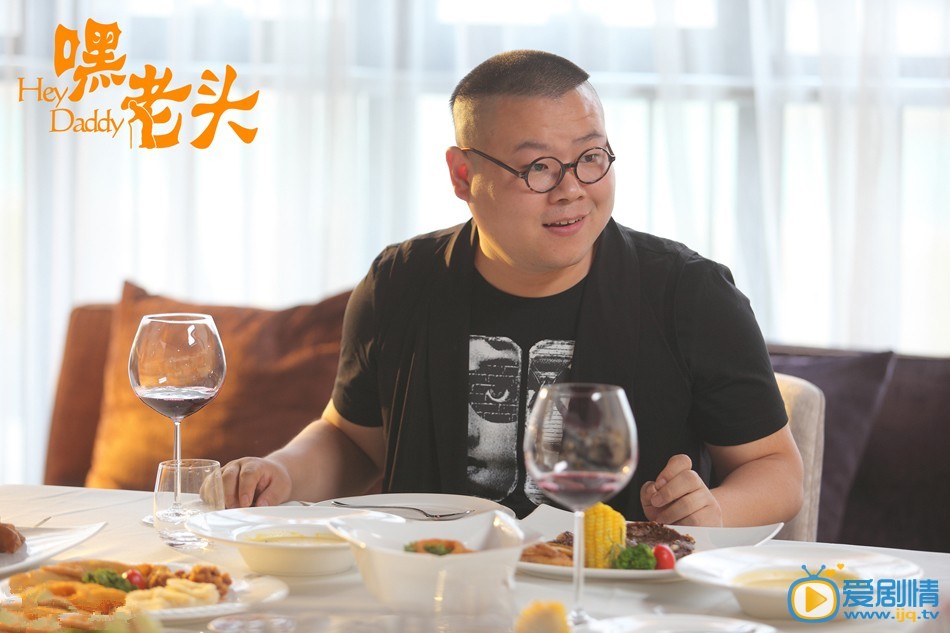 嘿老头木成剧照 
