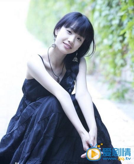 一组演员李梦夏日写真曝光，李梦以清新简单风格出镜，文艺气质令人印象深刻。在16日举行开机发布会的电视剧《白鹿原》中，李梦获陈忠实钦点饰演女一号白灵。