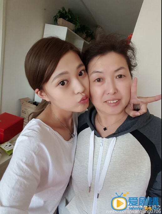 王妍之和妈妈合影照 王妍之高清写真_王妍之高清剧照