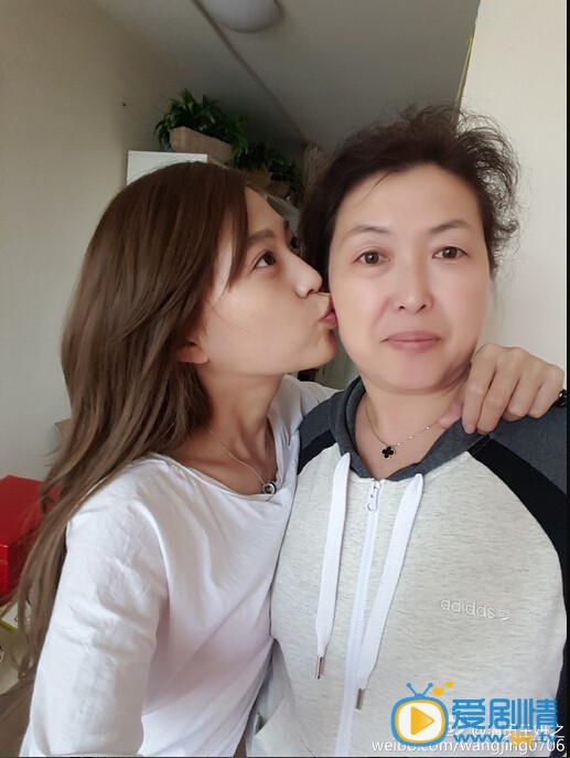 王妍之和妈妈合影照 王妍之高清写真_王妍之高清剧照
