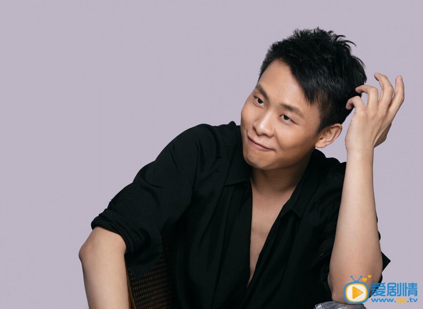 虎妈猫爸赵薇公司停车场的那个保安是谁扮演的？