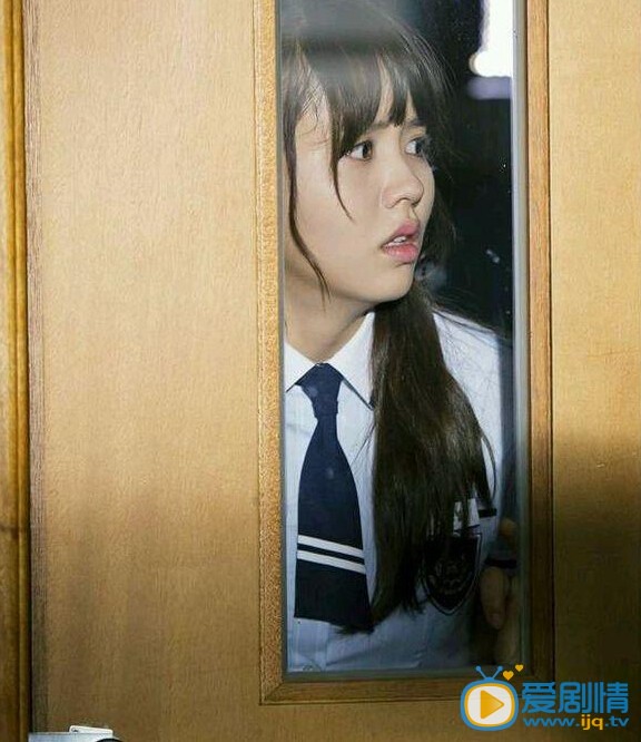 学校2015是谁给李恩菲开的门？ 学校2015李恩菲被锁到了教室，最后是谁给她开的门？学校2015穿着白裤子给李恩菲开门的人是谁大解析。（有图有真相）