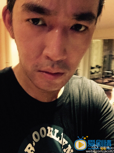 张博片场照 张博片场照