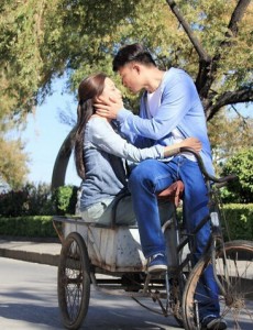 《拥抱星星的月亮》持续热播：辛芷蕾唐曾三轮车热吻引关注