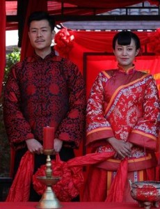 英雄戟中罗长虎回虎头镇的任务是什么？蓝欣儿以什么身份回归？