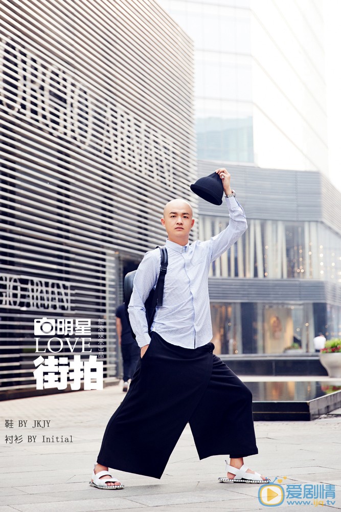 包贝尔高清写真 包贝尔搞笑街拍 明星爱街拍之搞笑先生包贝尔，他光头出镜搞怪动作不断，调皮诠释浅色系春夏男装，无论什么风格都可以玩儿得很开心，招招戳中你的笑点！