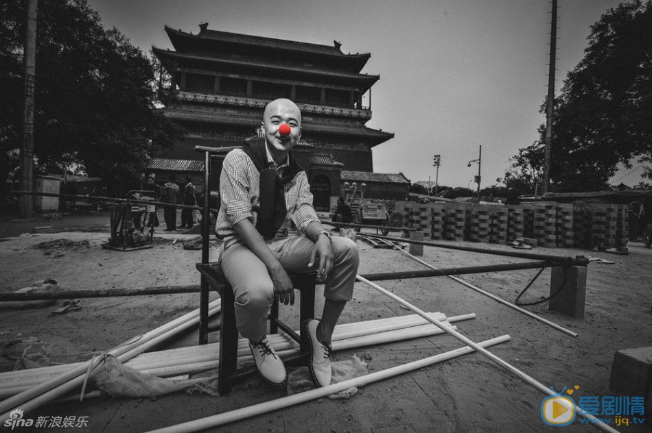包贝尔高清写真 包贝尔腼腆笑开怀 日前，青年演员现身慕尼黑录制世界杯节目。黑超黄鞋的搭配潮爆十足，乍暖还寒之际漫步慕尼黑，包贝尔时而搞怪时而深沉，尽显个人魅力。