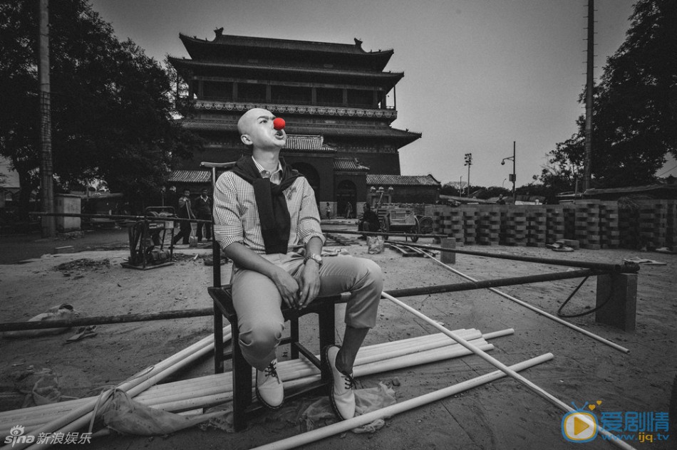 包贝尔高清写真 包贝尔望向蓝天 日前，包贝尔拍摄了一组黑白大片，带着红色的小丑鼻子，在一片修葺的古城墙前拍摄，时而望向天空，时而凝视镜头，黑白对比更显城市变迁的苍凉感。