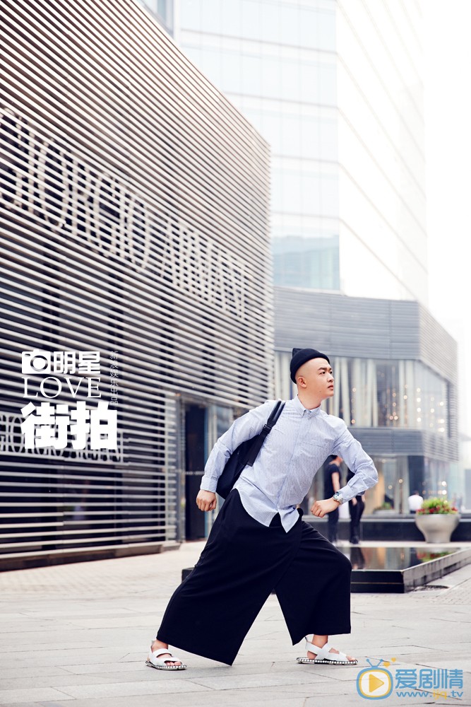 包贝尔高清写真 包贝尔搞笑街拍 明星爱街拍之搞笑先生包贝尔，他光头出镜搞怪动作不断，调皮诠释浅色系春夏男装，无论什么风格都可以玩儿得很开心，招招戳中你的笑点！