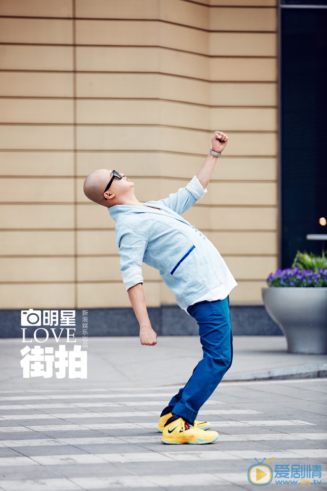 包贝尔高清写真 包贝尔搞笑街拍 明星爱街拍之搞笑先生包贝尔，他光头出镜搞怪动作不断，调皮诠释浅色系春夏男装，无论什么风格都可以玩儿得很开心，招招戳中你的笑点！