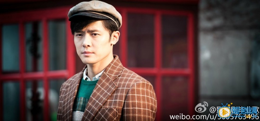 毕业歌电视剧中救了王沐天并藏在鸡圈中的人是谁？毕业歌中救了王沐天的人和桑霞是什么关系？王沐天和男子两人接头时送出的箱子里装的是什么？