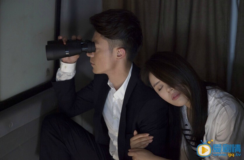 电视剧他来了请闭眼中女主角简瑶的英文名字是什么？电视剧他来了请闭眼大结局中女主角简瑶是怎么逃离困境的？