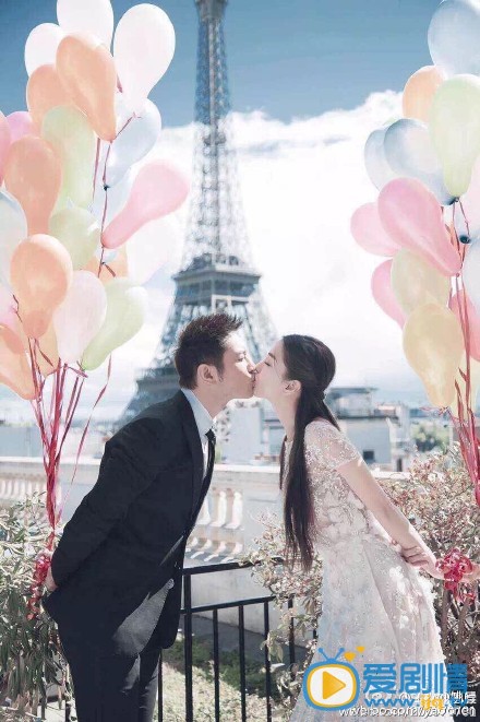 黄晓明婚纱照 黄晓明和Angelababy终于结束了爱情长跑，2015年10月8日，黄晓明和Angelababy在上海展览中心正式举办婚礼。上午8点，Angelababy工作室曝光了一组两人的婚纱照，照片中，两人以巴黎地标建筑为背景，浪漫亲吻