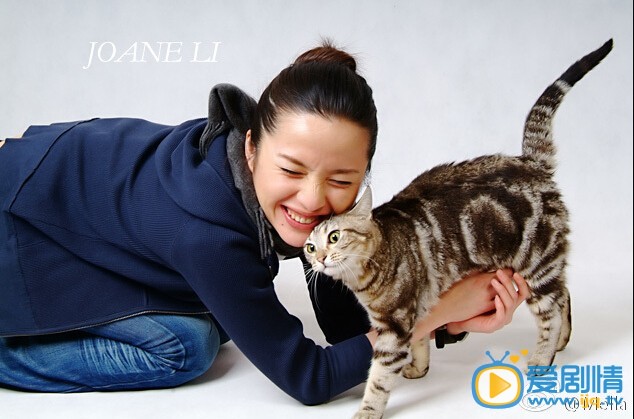 李佳和猫合影照 李佳高清写真_李佳高清剧照