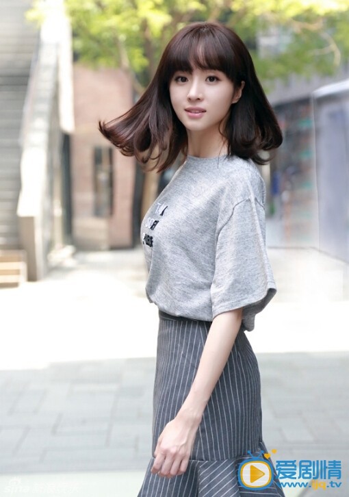 因为《旋风少女》和《秦时明月》而出名的新晋女星胡冰卿近日拍摄了一组街拍写真，阳光下胡冰卿绽放甜美笑容，眼神清澈，清丽可人，萌萌的丸子头搭配精致五官更显娇俏可爱。
