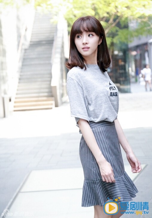 胡冰卿街拍写真 因为《旋风少女》和《秦时明月》而出名的新晋女星胡冰卿近日拍摄了一组街拍写真，阳光下胡冰卿绽放甜美笑容，眼神清澈，清丽可人，萌萌的丸子头搭配精致五官更显娇俏可爱。