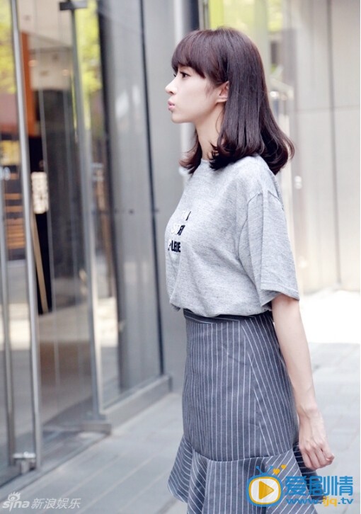 胡冰卿街拍写真 因为《旋风少女》和《秦时明月》而出名的新晋女星胡冰卿近日拍摄了一组街拍写真，阳光下胡冰卿绽放甜美笑容，眼神清澈，清丽可人，萌萌的丸子头搭配精致五官更显娇俏可爱。